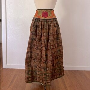 Vintage skirt with embroidery and pockets